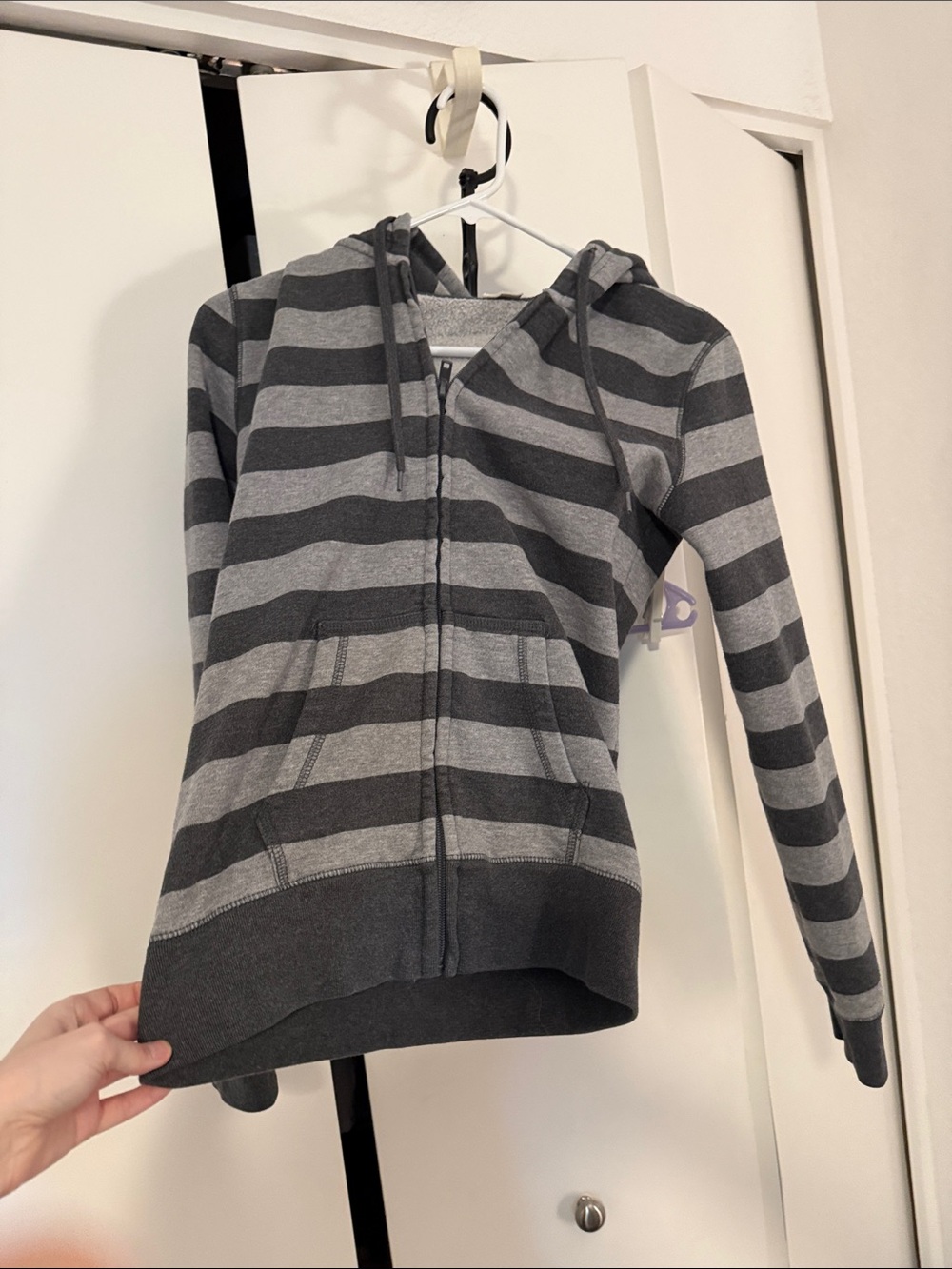 Brandy Melville John Galt ‘regular fit’ Striped hoodie - Picture 4 of 9